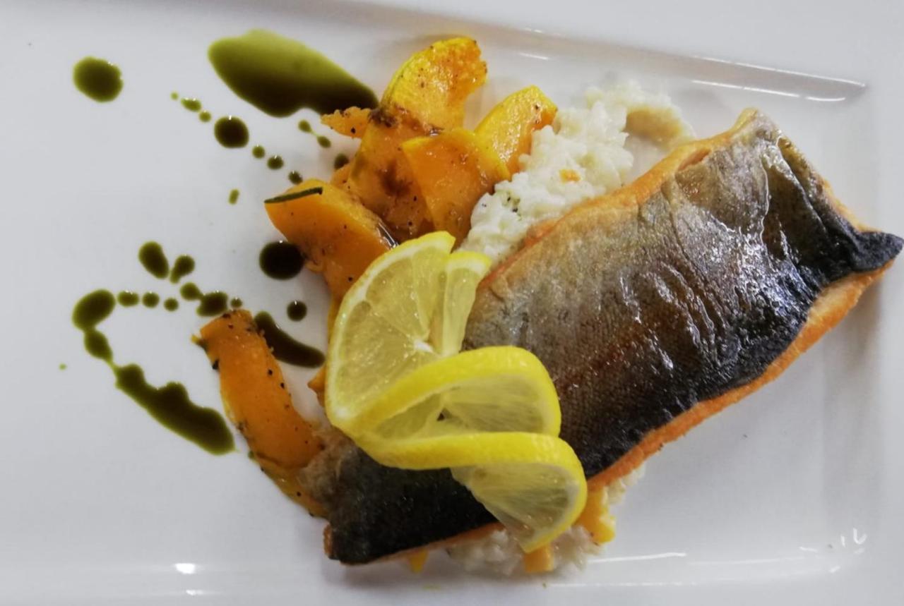 Gasthaus Knudsen Utersum ภายนอก รูปภาพ
