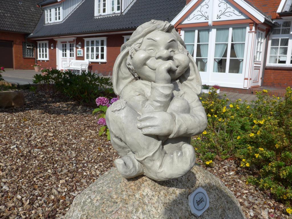 Gasthaus Knudsen Utersum ภายนอก รูปภาพ