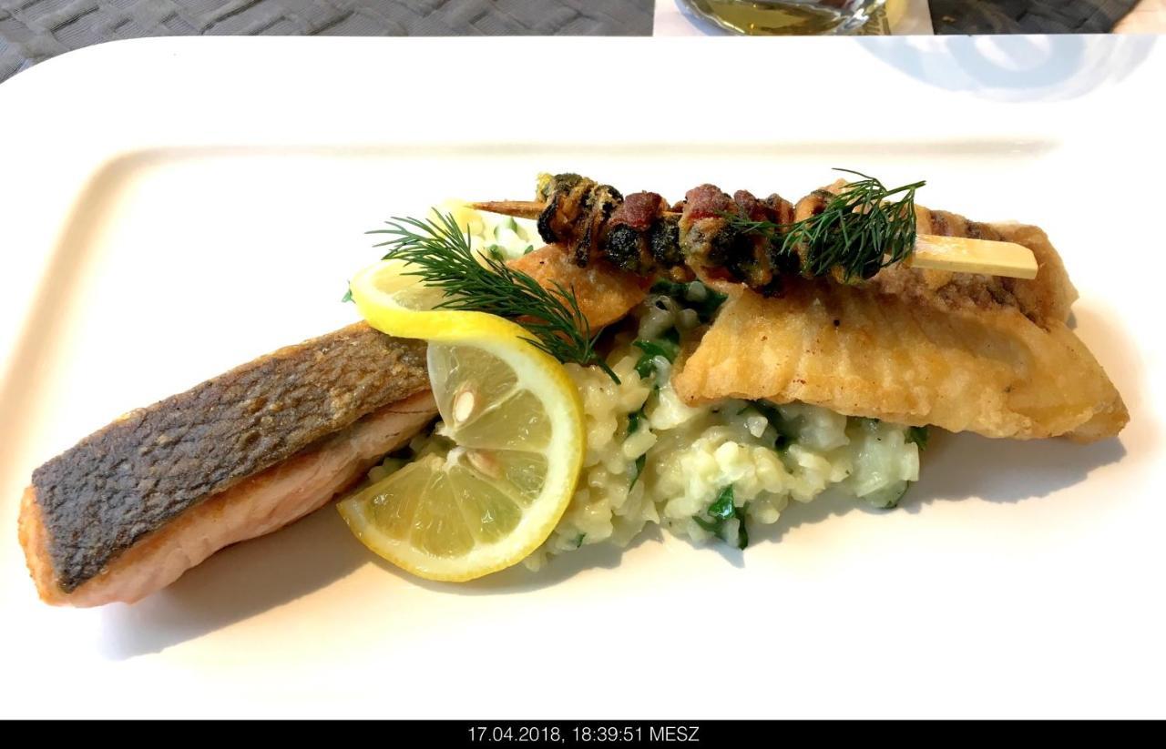Gasthaus Knudsen Utersum ภายนอก รูปภาพ